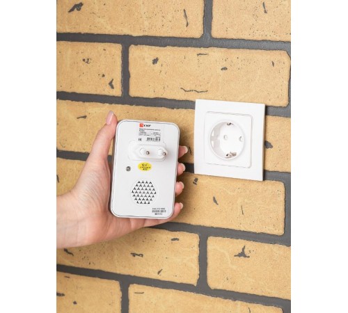 Звонок беспр. в розетку Classic (бел.-сер. 51 мелод. с индик. 4 ур.) EKF  DBS-002  EKF