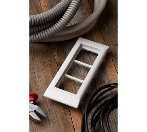 Рамка+суппорт на 6 модулей (3 поста) для парапетного кабельного канала C-Line  sup-6-105-50  EKF