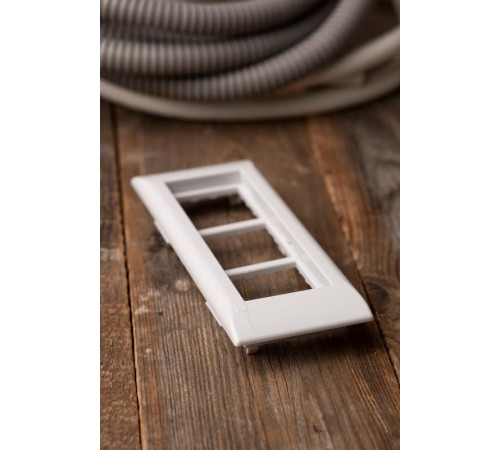 Рамка+суппорт на 6 модулей (3 поста) для парапетного кабельного канала C-Line  sup-6-105-50  EKF