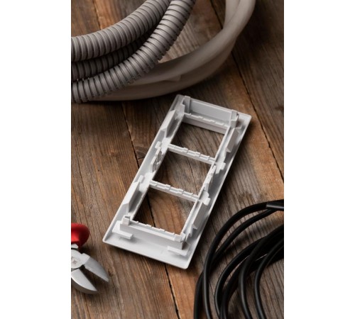 Рамка+суппорт на 6 модулей (3 поста) для парапетного кабельного канала C-Line  sup-6-105-50  EKF