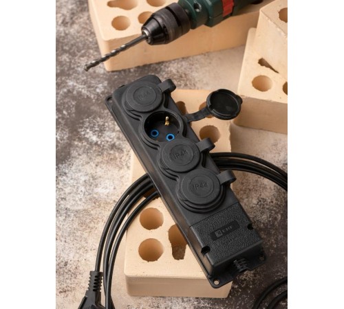 Роз. четырехмест. с защит. крышками каучуковая 230В 2P+PE 16A IP44 EKF PRO   RPS-020-16-230-44-r   EKF